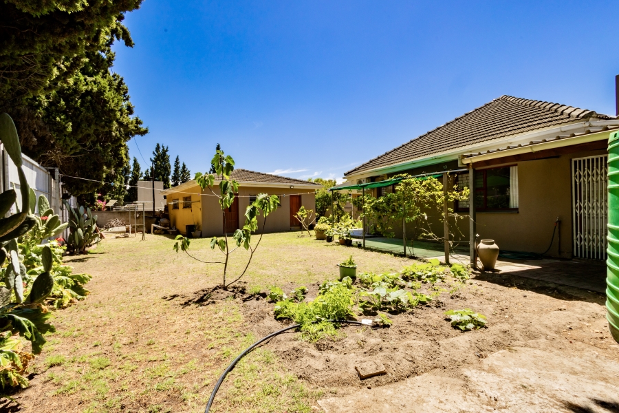 6 Bedroom Property for Sale in Schoongezicht Western Cape